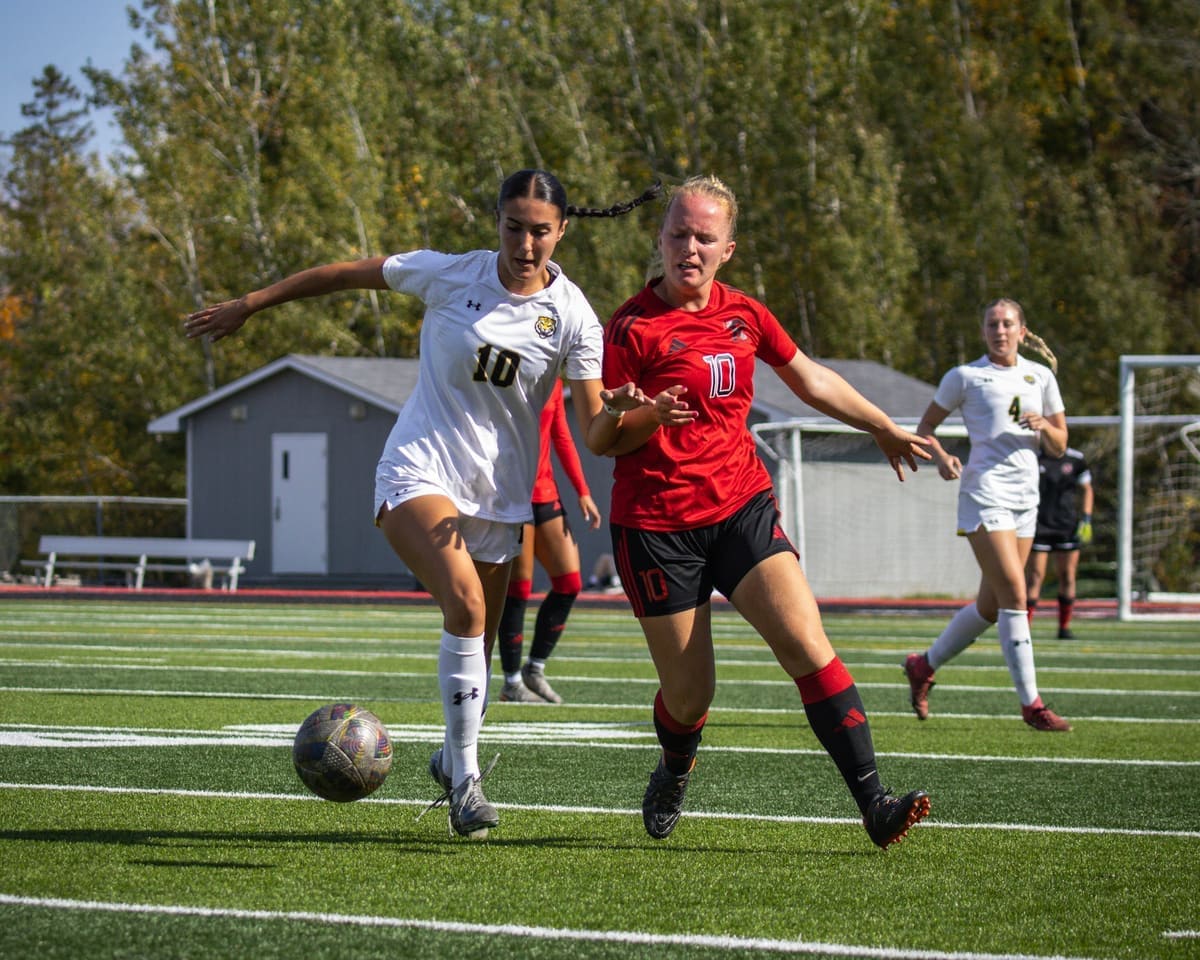 Arianna Rushenas dribbling in a match for the Dalhousie Tigers